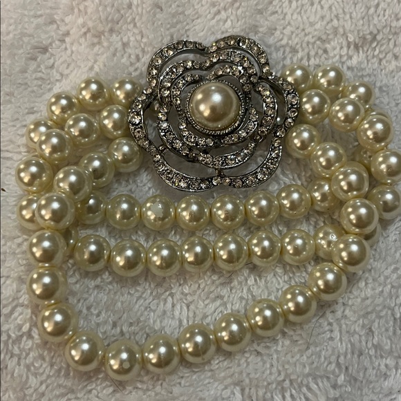 Elegant Pearl and Silver Floral Bracelet - Picture 2 of 5